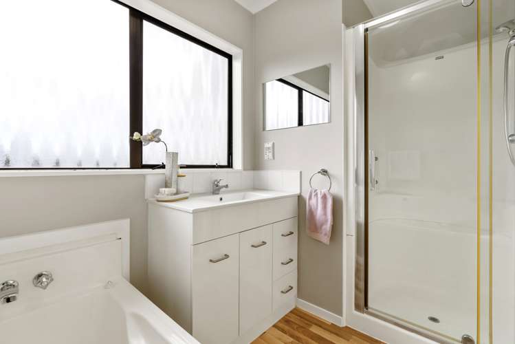 8 Coubray Place Botany Downs_10