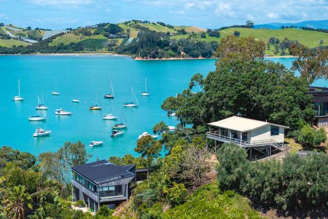 Waiheke bach with 2 Waterfrontages!
