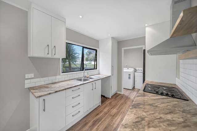 2/13 Rukumoana Place Clendon Park_4