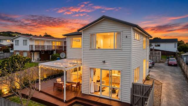 MODERN FAMILY LIVING IN THE HEART OF HENDERSON!