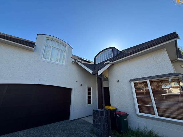 5 bedrooms house with walking distance to Macl...