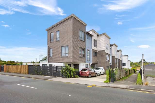 Modern 5-Bedroom Townhouse in Prime New Lynn L...