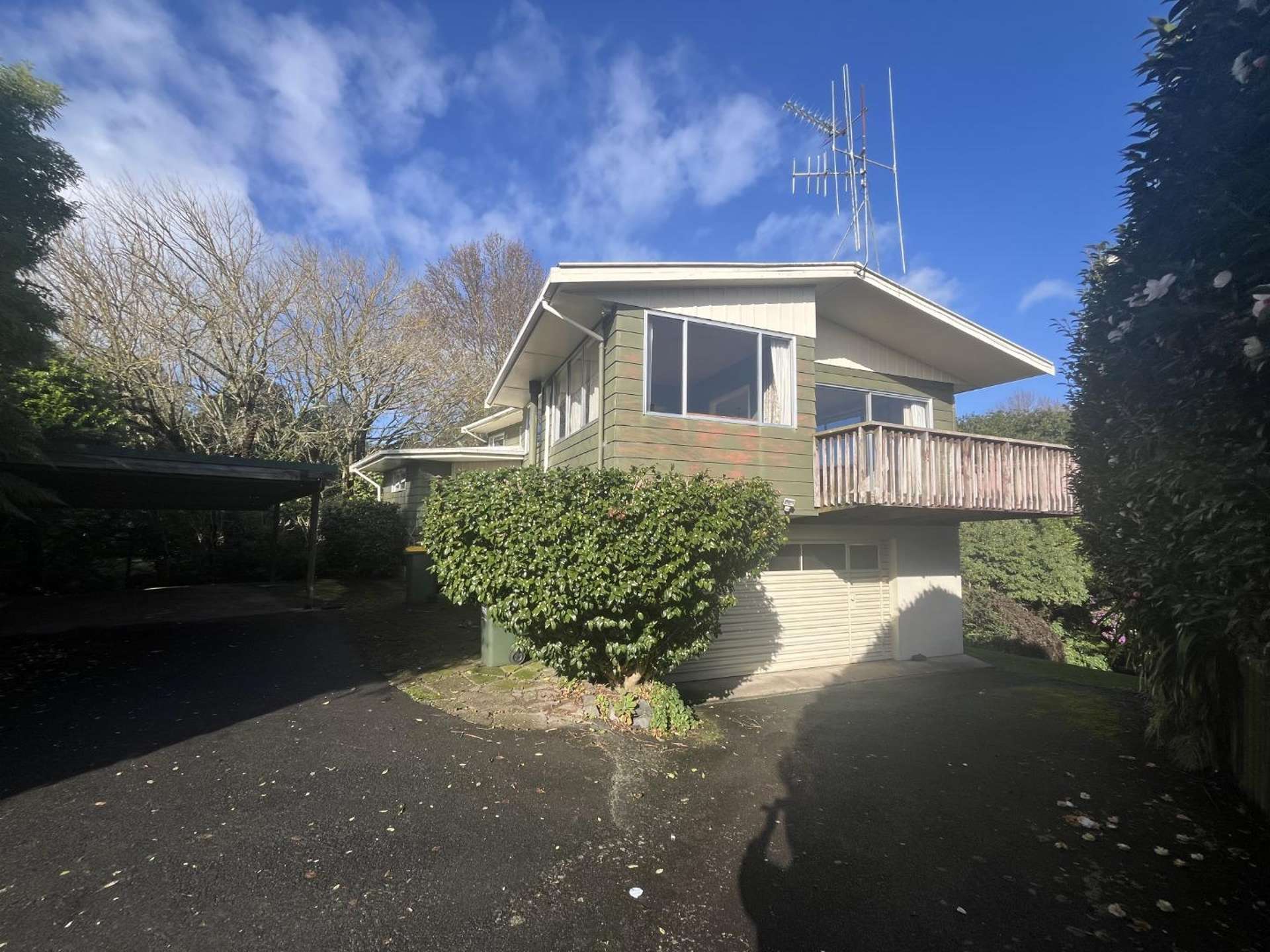 8 Comries Road 1053_0