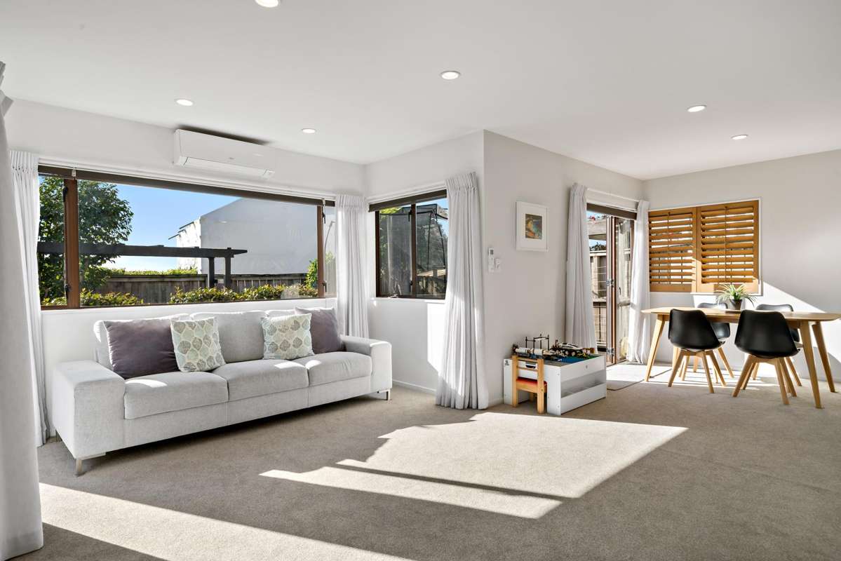 2/13 Waiatarua Road_1