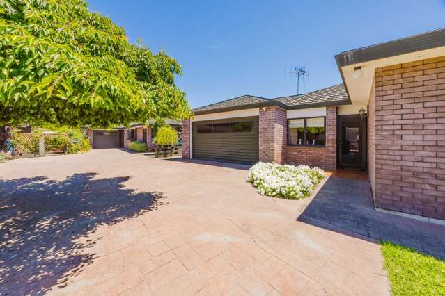 Brick, Roomy Apartment- Great Street!