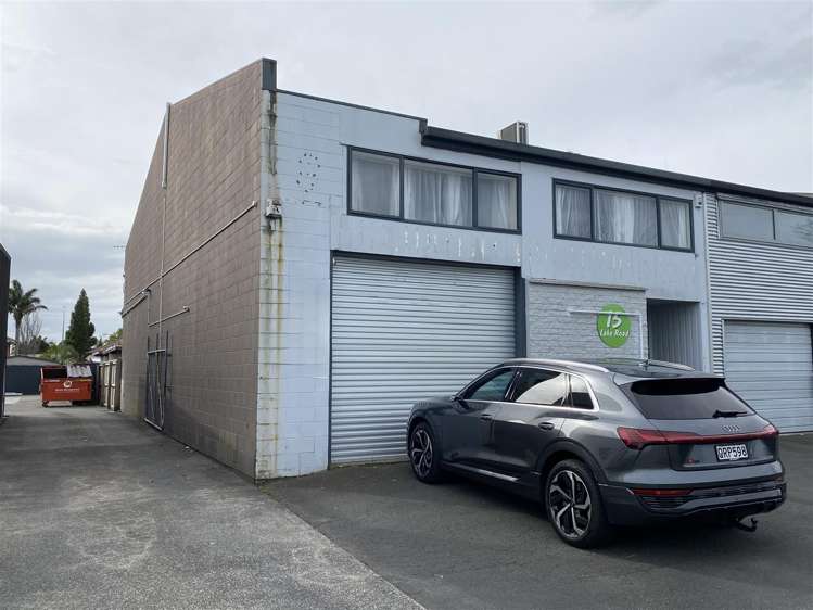 Unit 1, 15 Lake Road_0