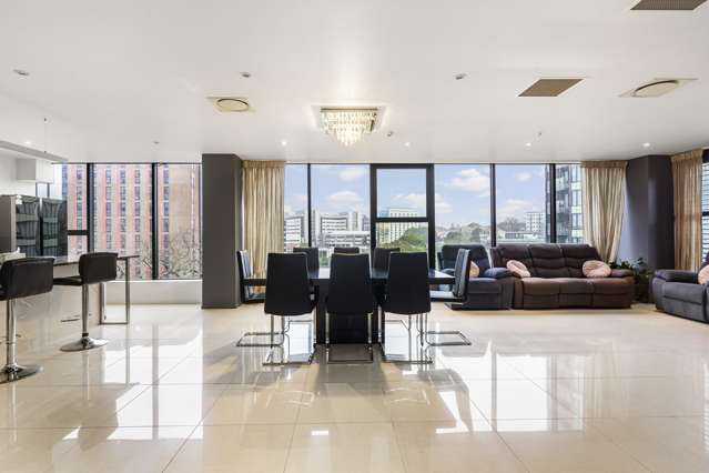 Massive Apartment | Superb City Views | 2x Carparks