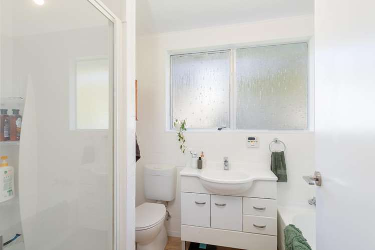 9 Harold Grove Stokes Valley_13