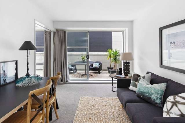 SUN-SOAKED END UNIT IN PRIME LOCATION