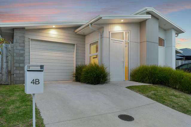 Stylish Simplicity Meets Coastal Convenience!