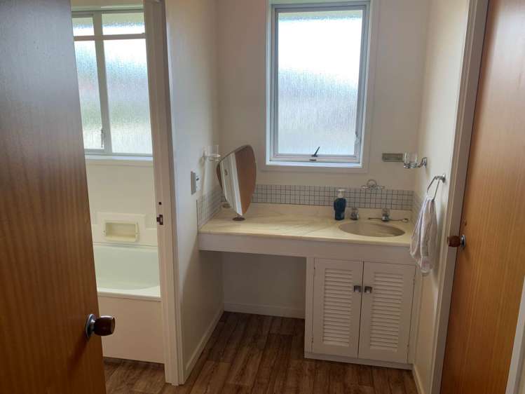 272 Royal Road Massey_11