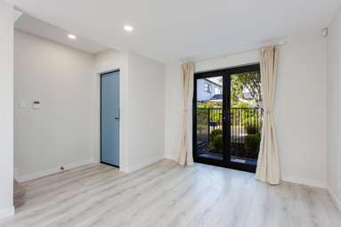 8 Alexander French Close_4