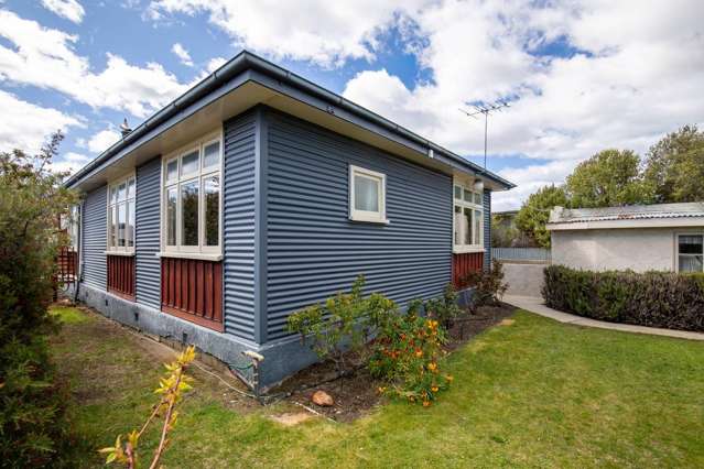 1950's CHARMER WITH CHARACTER