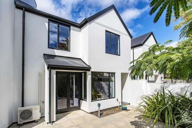 RICCARTON - 3 BEDROOMS, 1 BATHROOM, HEATPUMP, SINGLE GARAGE