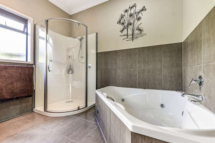 1 Saxbys Road Glenview_10