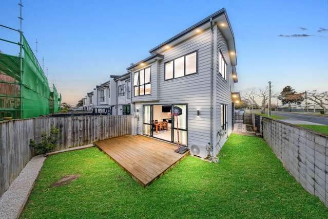 Modern Terrace! Unbeatable Deck & Yard