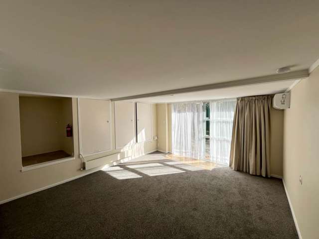 1 Bedroom in New Lynn - Water & Lawns included