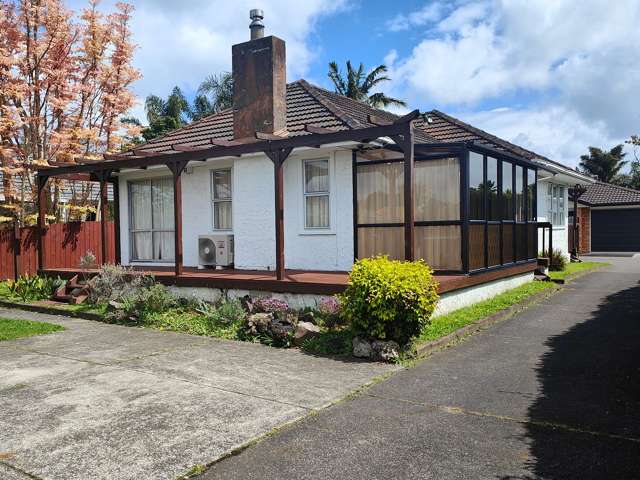 Well maintained 3 bedrrom house with sun room