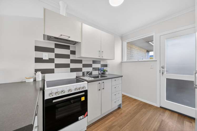 Flat 2/33 Eastling Street_5