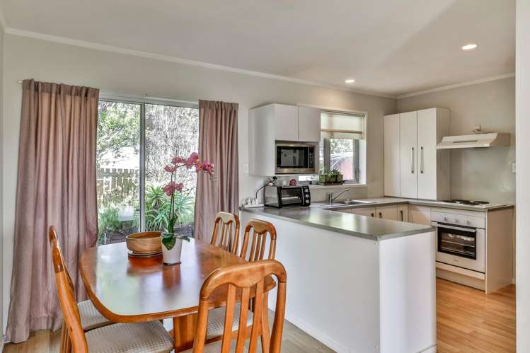 2/5 Vivian Wilson Drive Eastern Beach_8