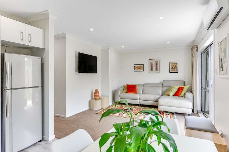 2/33 Cowley Drive Temple View_5