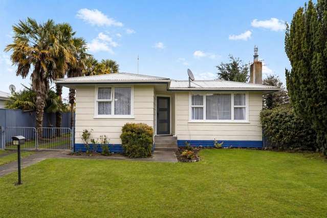 DOUBLE GARAGE PLUS STUDIO WITH OWN BATHROOM