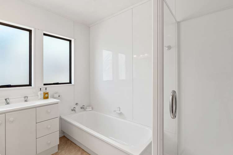 852 Beach Road Waiake_14