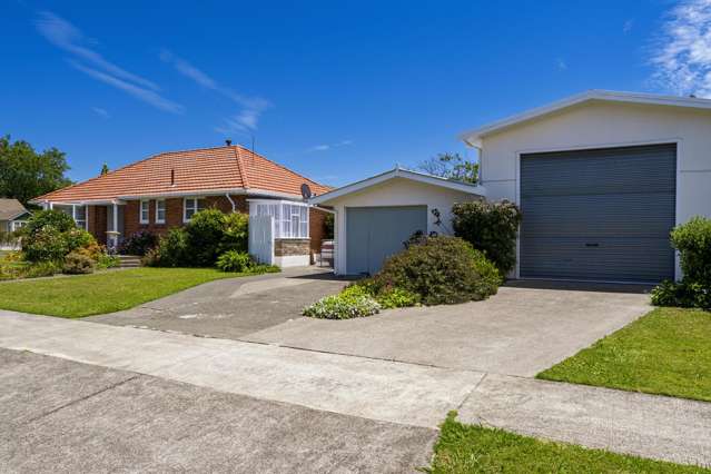 Family Home, Huge Sheds and Large Section