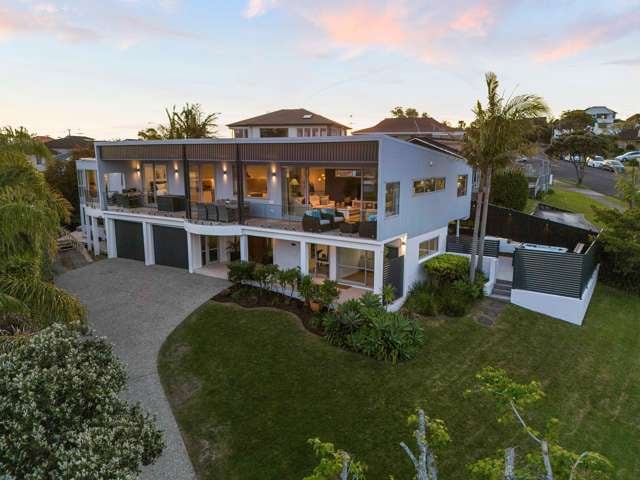 Stunning home & income in Macleans with sea views