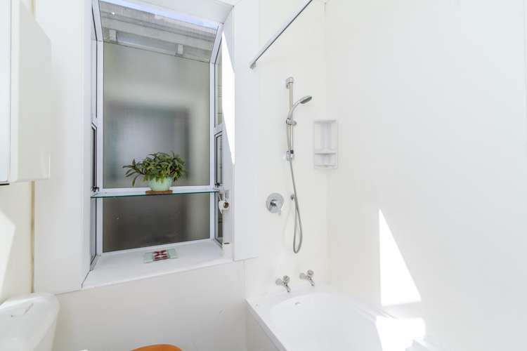 10 Russell Terrace Newtown_12