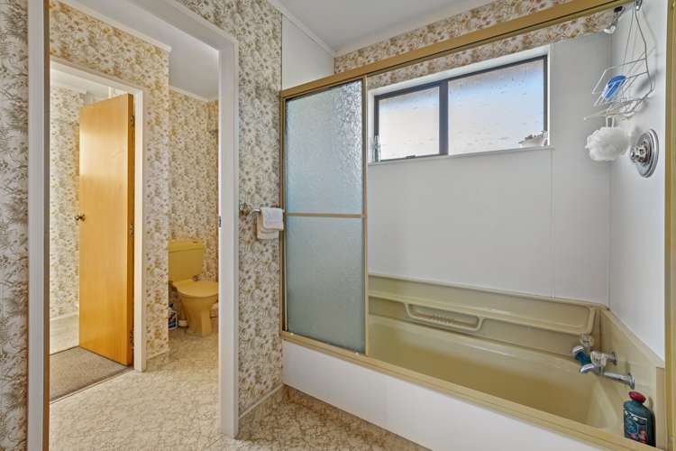 22 Mcenroe Grove Naenae_19