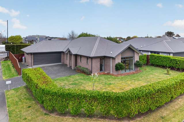 Sunny Spacious and ready to Enjoy!