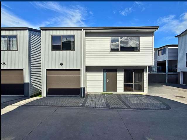 Premium 5-Bed - Spacious, Modern & North-Facing