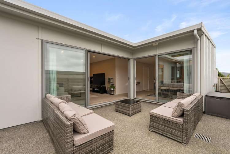 23 Red Beech Avenue Woodridge_11