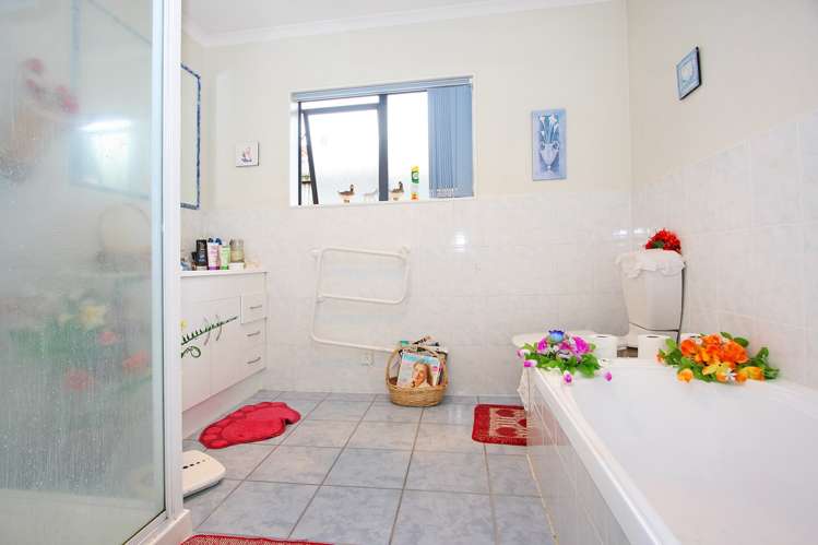 38 Robert Ross Place Clendon Park_5