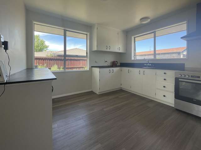 22a Salford Avenue Redwood_2
