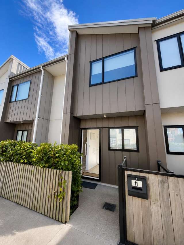Modern 2-Bedroom Townhouse + Study in the Heart of Henderson