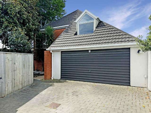 MERIVALE - LARGE FIVE BEDROOM, THREE BATHROOM HOME, PET NEGOTIABLE