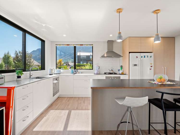 7 Polperro Court Jacks Point_2