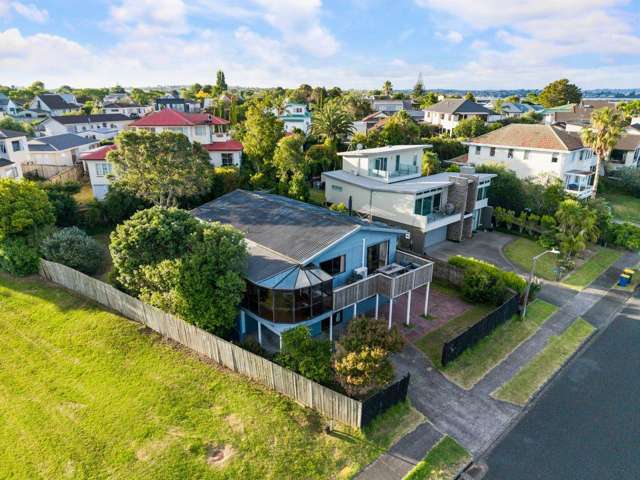 Spacious Family Home with Breathtaking Harbour...