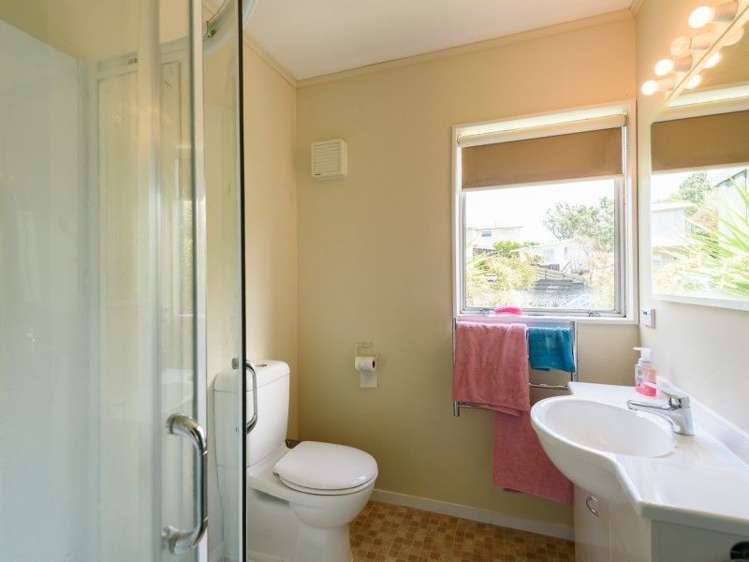 3 Hillview Crescent Paparangi_12