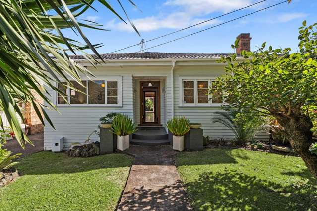 Spacious & Easy-Care Living - Gardening Included