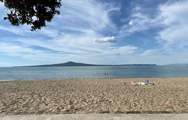 Spacious townhouse walk to beach
