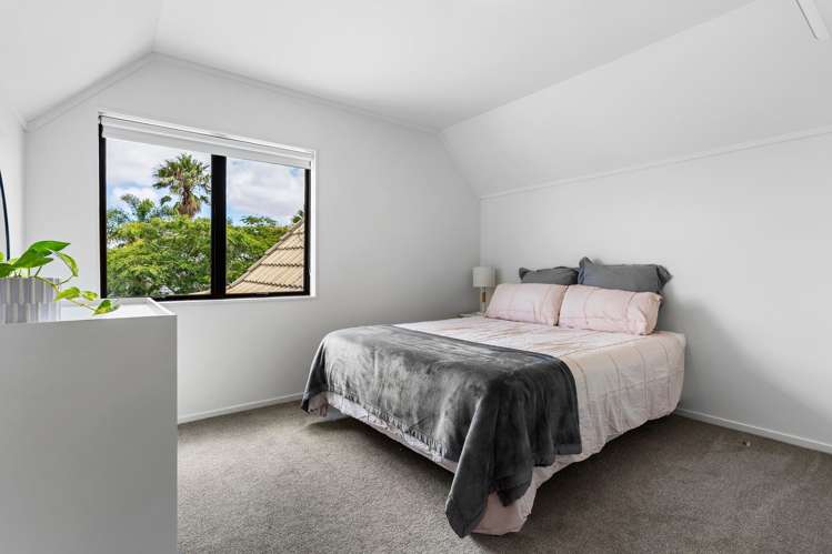 13a Pinewood Grove Botany Downs_18