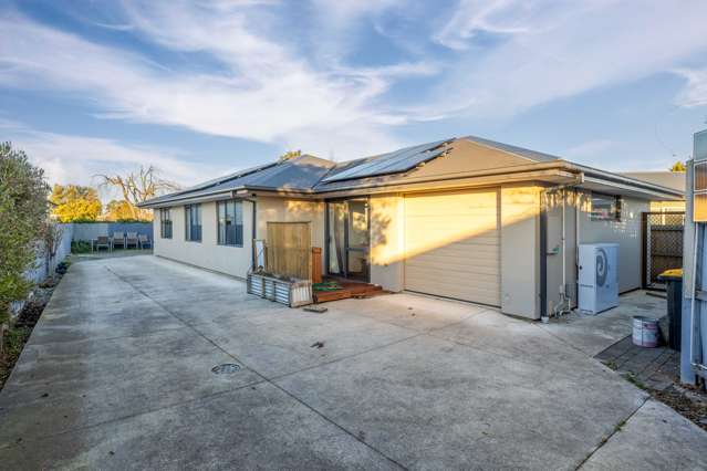 Fabulous Modern Home on Palmers Road!