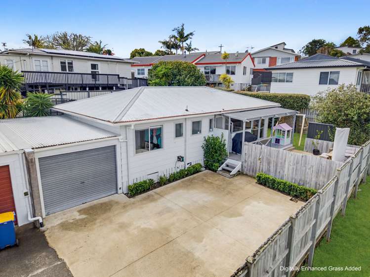 2/11 Longreach Drive_0