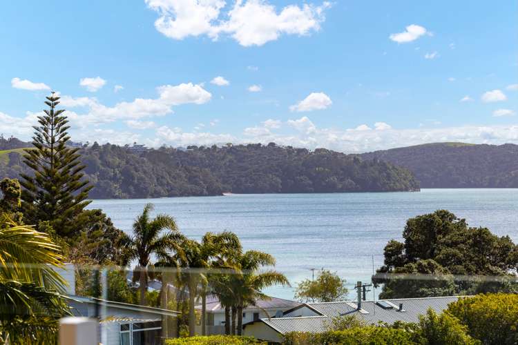 4 Piccadilly Circus Snells Beach_24