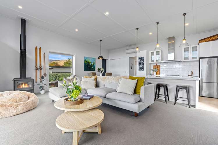 12 Flora Dora Parade Lake Hawea_6