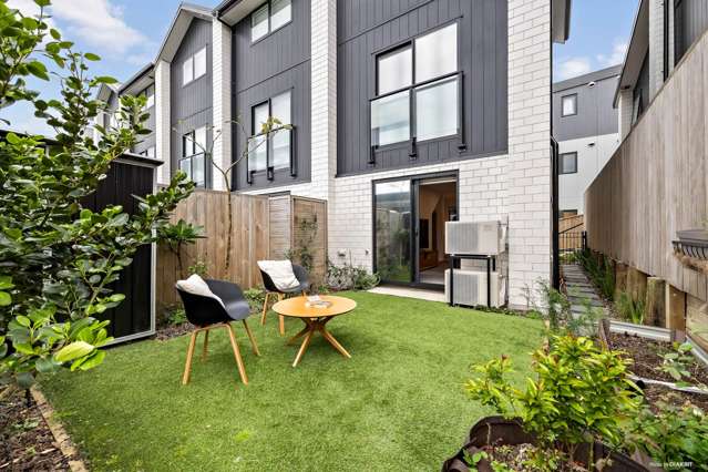 Modern Townhouse with a Stunning Outdoor Living!