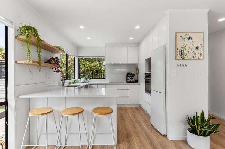 13a Pinewood Grove Botany Downs_10